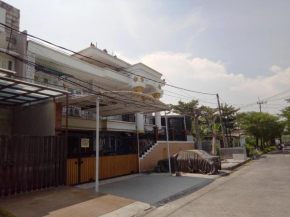 SPOT ON 93880 Guest House Bu Iin Syariah